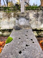 monument ancien avec stèle gravée -O.Dufour