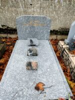 monument gris moucheté avec stèle gravée - O.Dufour