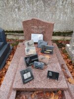 monument rose et gris moucheté avec stèle gravée et une plaque avec photo du défunt - O.Dufour