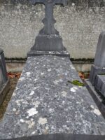 monument en pierre ancien avec grande stèle surmontée d'une croix en pierre - O.Dufour