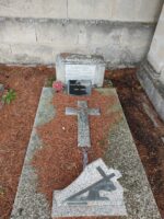 pierre tombale avec petite stèle gravée au nom du couple défunt, une plaque noire gravée au nom de leur fille posée au pied de la stèle. croix posée - O.Dufour