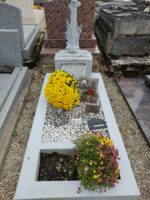 petite tombe entourage pierre et gravillon, espace jardinière en façade, avec stèle blanche surmontée d'une croix ouvragée - O.Dufour