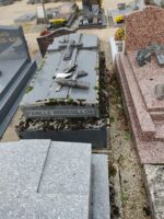 monument gris avec croix sur la pierre tombale et identification de la famille en façade - O.Dufour