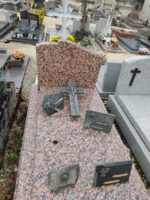 Monument moucheté rose et gris avec stèle gravée - O.Dufour