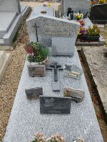 monument gris moucheté avec stèle sur laquelle est gravée l'identification et à gauche une croix noire - O.Dufour