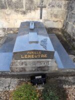 monument surélevé , gris, avec de larges semelles de chaque côté, croix sculptée sur la pierre tombale. une plaque hommage des Anciens Combattants est posée en façade du monument - O.Dufour