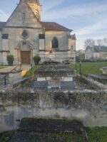 monument surélevé ssitué devant l'église avec identification sur panneaux noirs - O.Dufour