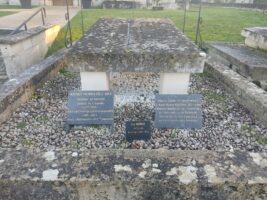 détails des inscriptions sur les plaques posées contre la sépulture - O.Dufour