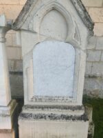 stèle ancienne avec gravure sur fond blanc - O.Dufour