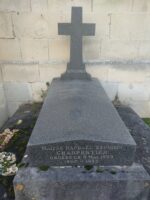 monument en pierre grise surélevé, surmonté d'une croix en pierre - O.Dufour