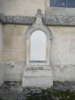 grande stèle au sommet arrondi et ouvragé - O.Dufour
