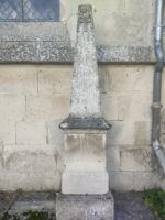 stèle en pierre carrée, prolongée en hauteur- O.Dufour