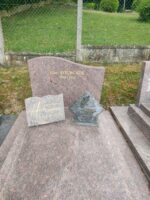 monument marbré rose et gris avec stèle gravée - O.Dufour