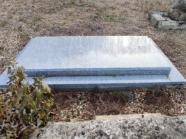 pierre tombale gris bleu avec inscription sur le côté - O.Dufour