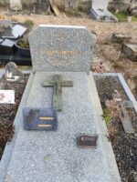 monument gris moucheté avec stèle gravée et espace gravillonné de chaque côté de la pierre tombale où est posée une croix - O.Dufour