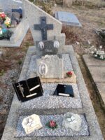petite tombe entourage pierre et gravillons au centre avec stèle triangulaire sur laquelle est fixé un crucifix - O.Dufour