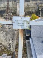 détail de la plaque d'identification sur la croix - o.Dufour
