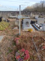 tombe pleine terre avec grande croix en bois sur laquelle est fixée une plaque d'identification - O.Dufour