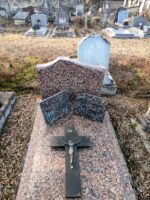 monument rose et gris moucheté, avec stèle gravée et croix posée sur la pierre tombale - O.Dufour