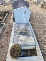 caveau avec stèle sur laquelle est fixée une croix et posé sur la pierre tombale une petite plaque d'identification - O.Dufour