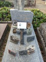 monument gris moucheté avec stèle gravée en lettres dorées et sur la pierre tombale une croix et une plaque avec photo - O.Dufour