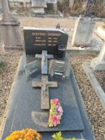 monument gris foncé avec stèle noire gravée en lettres dorées et 2 croix posées sur la pierre tombale - O.Dufour