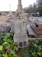 tombe avec grande stèle ancienne gravée - O.Dufour