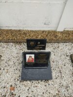 plaque dans le jardin du souvenir - O.Dufour