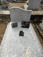 monument gris moucheté avec stèle gravée - O.Dufour