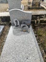 monument gris moucheté avec stèle gravée - O.Dufour