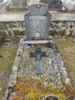 petite tombe entourage pierre avec gravillon au centre et croix posée, stèle avec croix incrustée, et à la bas identification du couple défunt - O.Dufour