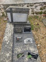 petite tombe en pierre avec stèle sur laquelle l'inscription familiale est dorée sur fond noir - O.Dufour
