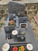 monument gris avec stèle gravée en lettres dorées, et croix à gauche, sur la pierre tombale plaques avec photos des défunts - O.Dufour