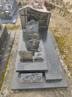 monument gris avec pierre tombale placée sur la gauche du monument, et stèle noire gravée en lettres dorées avec croix noire à gauche - O.Dufour