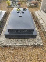 Pierre tombale noire avec croix posée, et en façade identification du couple défunt gravé en lettres blanches -  o.Dufour
