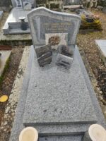 monument gris moucheté avec stèle gravée en forme de parchemin - O.Dufour