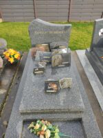 monument gris moucheté avec stèle gravée en lettres dorées - O.Dufour