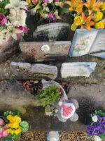 tombe avec de nombreuses plaques dont une avec photo et identification du défunt - O.Dufour