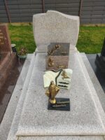 monument gris clair avec stèle gravée en lettres dorées - O.Dufour