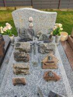 monument gris moucheté avec stèle gravée en lettres dorées et à gauche les photos des 2 défunts, et une croix - O.Dufour