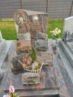 monument gris et rose marbré avec stèle gravée en lettres dorées, photo du couple défunt au dessus, et à gauche cercle doré avec fleurs - O.Dufour