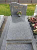 monument gris foncé avec stèle gravée en lettres dorées - O.Dufour