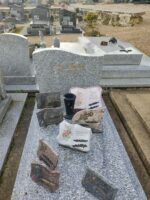 monument gris moucheté avec stèle gravée en lettres dorées - o.Dufour