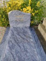 monument gris marbré avec stèle gravée - O.Dufour