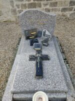 monument gris moucheté avec croix posée sur la pierre tombale et stèle gravée en lettres dorées - O.Dufour