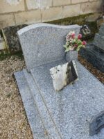 monument gris moucheté avec stèle gravée - O.Dufour
