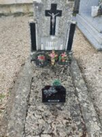 petite pierre tombale grise avec stèle sur laquelle est fixée une plaque d'identification surmontée d'une croix - o.Dufour