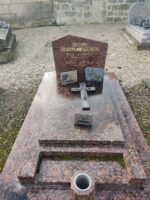 monument rose et gris moucheté avec stèle ou l'identification est gravée en lettres dorées - O.Dufour