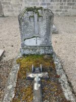 petite tombe entourage pierre et gravillons, croix posée, avec stèle au bas de laquelle est fixée la plaque d'identification - O.Dufour