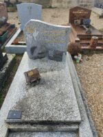 Monument gris moucheté avec stèle gravée en lettres dorées et à gauche une gerbe de blé et une colombe - O.Dufour